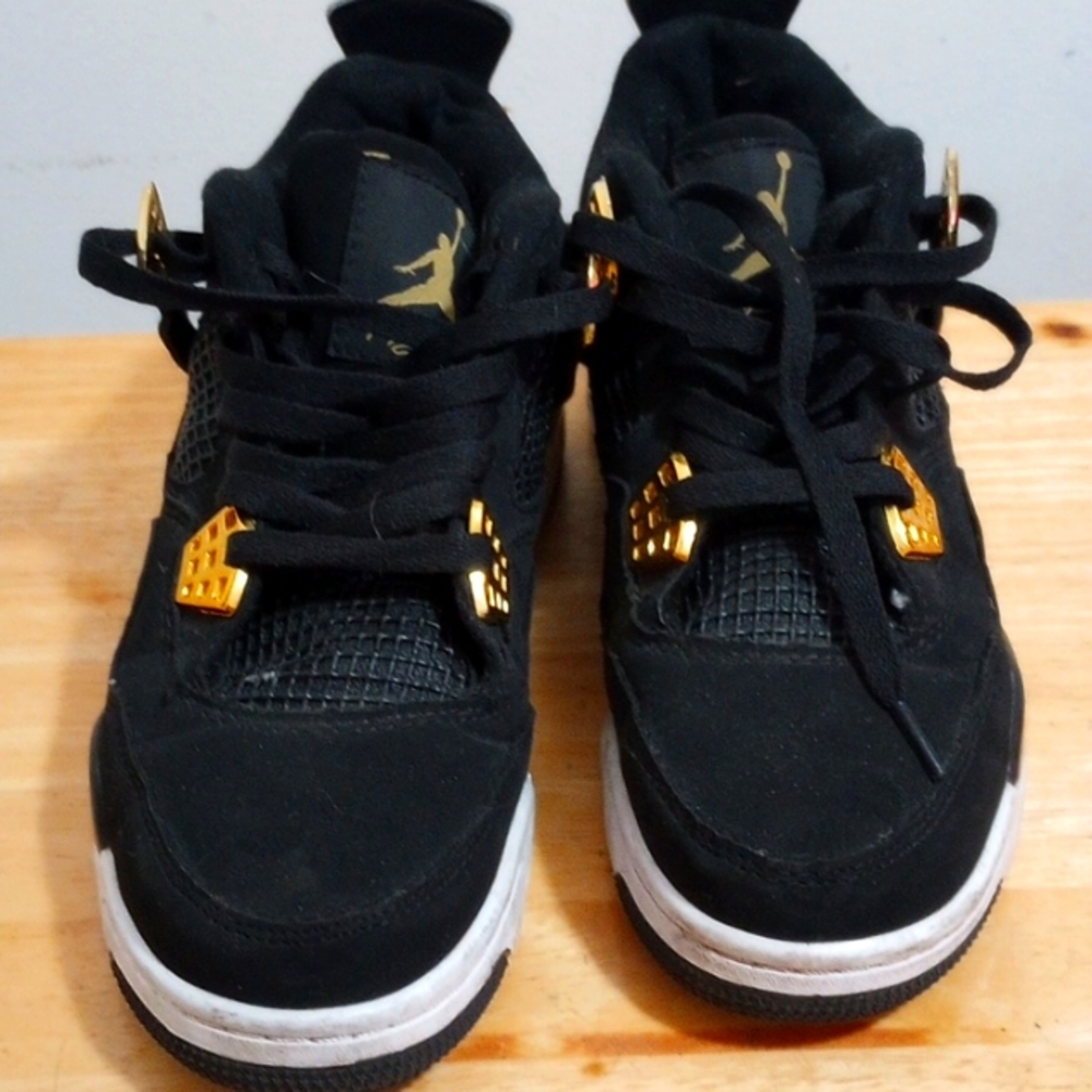 Selling Oreo Jordan in very good condition all needs is a good owner and also th